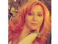 Поэтесса Ульвия Аловлу стала ведущей радиопередачи "Золотая десятка"