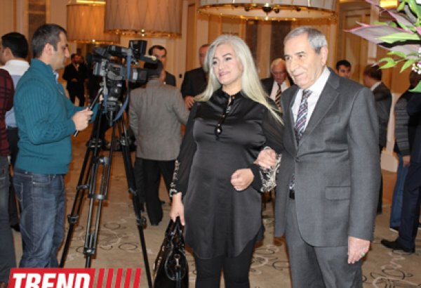 В Баку показали спектакль "Ревнивые сердца", посвященный юбилею Рамиза Миришли