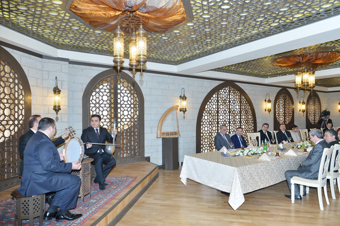 Президент Ильхам Алиев: В самые трудные годы Азербайджан сумел сохранить свою национальную музыку, обычаи, образ жизни (ФОТО)