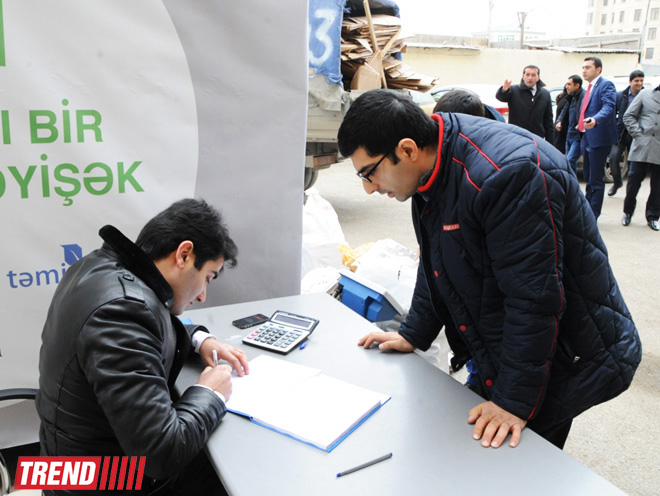 В Баку стартовала массовая акция в рамках проекта "Заменим каждый лист бумаги на листья" (ФОТО)