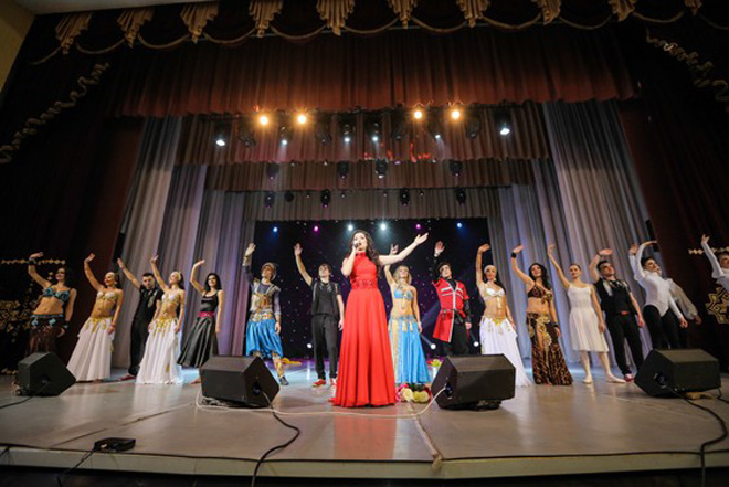 Гюнешь Абасовой вручена письменная благодарность министра культуры Беларуси (фото)