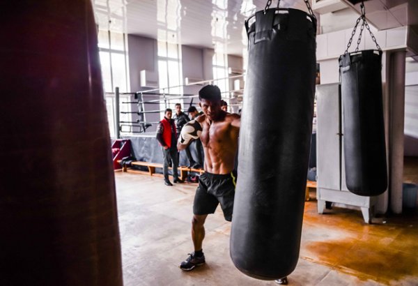Двукратный победитель Мирового Гран-при по К-1 потренировался в Баку (фото)