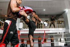 Двукратный победитель Мирового Гран-при по К-1 потренировался в Баку (фото)