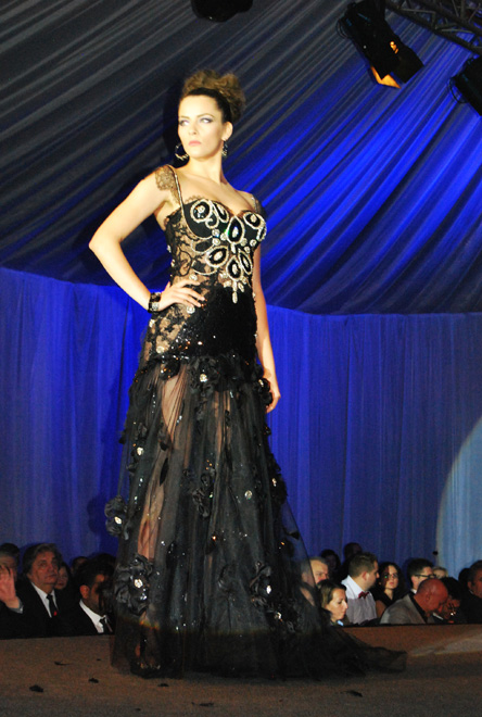 Азербайджанский модельер стала победителем международного конкурса в Румынии (ФОТО)