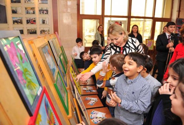 В Баку прошла выставка-конкурс детского рисунка, посвященная 8 марта (ФОТО)
