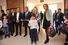 В Баку прошла выставка-конкурс детского рисунка, посвященная 8 марта (ФОТО)