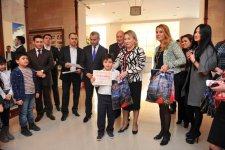 В Баку прошла выставка-конкурс детского рисунка, посвященная 8 марта (ФОТО)