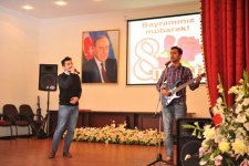 В Баку прошла выставка-конкурс детского рисунка, посвященная 8 марта (ФОТО)