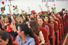 В Баку прошла выставка-конкурс детского рисунка, посвященная 8 марта (ФОТО)