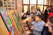 В Баку прошла выставка-конкурс детского рисунка, посвященная 8 марта (ФОТО)
