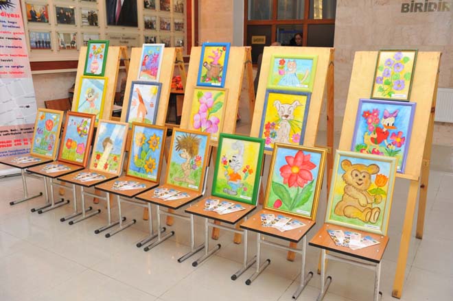 В Баку прошла выставка-конкурс детского рисунка, посвященная 8 марта (ФОТО)