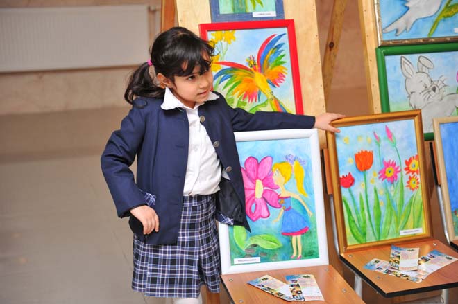 В Баку прошла выставка-конкурс детского рисунка, посвященная 8 марта (ФОТО)