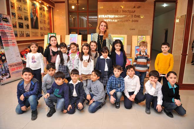 В Баку прошла выставка-конкурс детского рисунка, посвященная 8 марта (ФОТО)