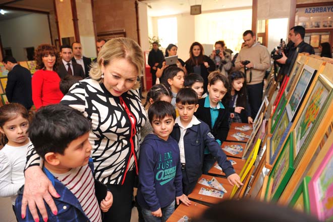 В Баку прошла выставка-конкурс детского рисунка, посвященная 8 марта (ФОТО)