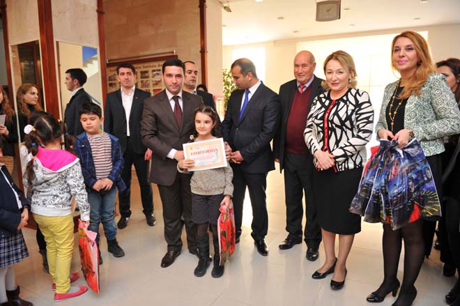 В Баку прошла выставка-конкурс детского рисунка, посвященная 8 марта (ФОТО)