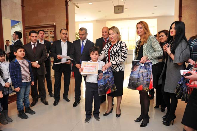 В Баку прошла выставка-конкурс детского рисунка, посвященная 8 марта (ФОТО)