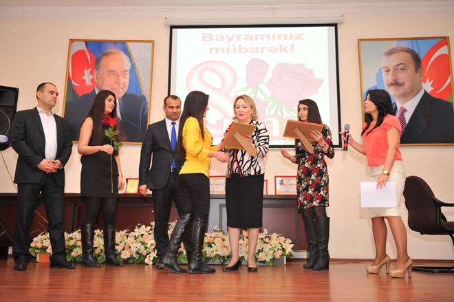 В Баку прошла выставка-конкурс детского рисунка, посвященная 8 марта (ФОТО)