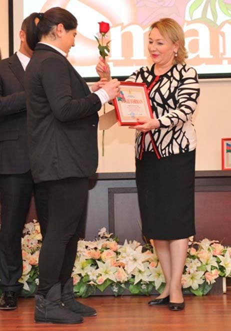 В Баку прошла выставка-конкурс детского рисунка, посвященная 8 марта (ФОТО)