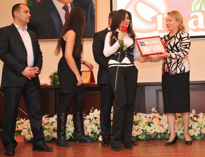 В Баку прошла выставка-конкурс детского рисунка, посвященная 8 марта (ФОТО)