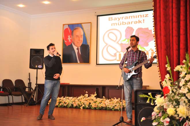 В Баку прошла выставка-конкурс детского рисунка, посвященная 8 марта (ФОТО)