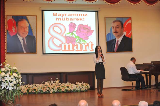 В Баку прошла выставка-конкурс детского рисунка, посвященная 8 марта (ФОТО)