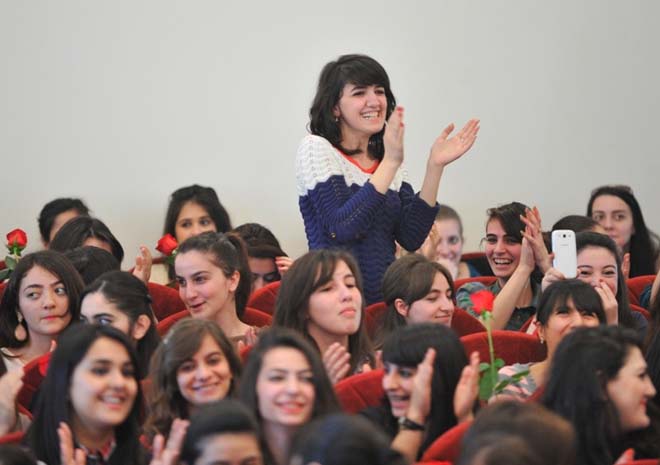 В Баку прошла выставка-конкурс детского рисунка, посвященная 8 марта (ФОТО)