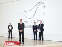 Лейла Алиева и Арзу Алиева приняли участие в открытии выставки "Легендарное оружие" в Центре Гейдара Алиева (ФОТО)