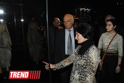 Лейла Алиева и Арзу Алиева приняли участие в открытии выставки "Легендарное оружие" в Центре Гейдара Алиева (ФОТО)