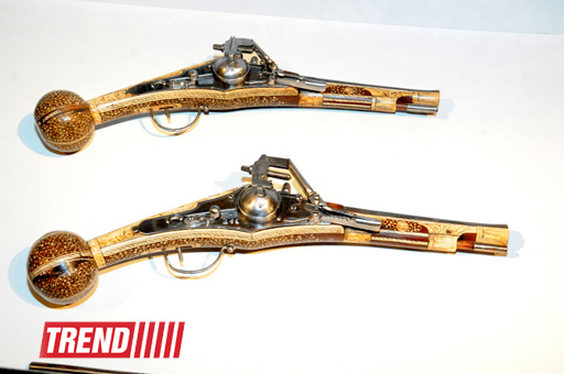 Лейла Алиева и Арзу Алиева приняли участие в открытии выставки "Легендарное оружие" в Центре Гейдара Алиева (ФОТО)