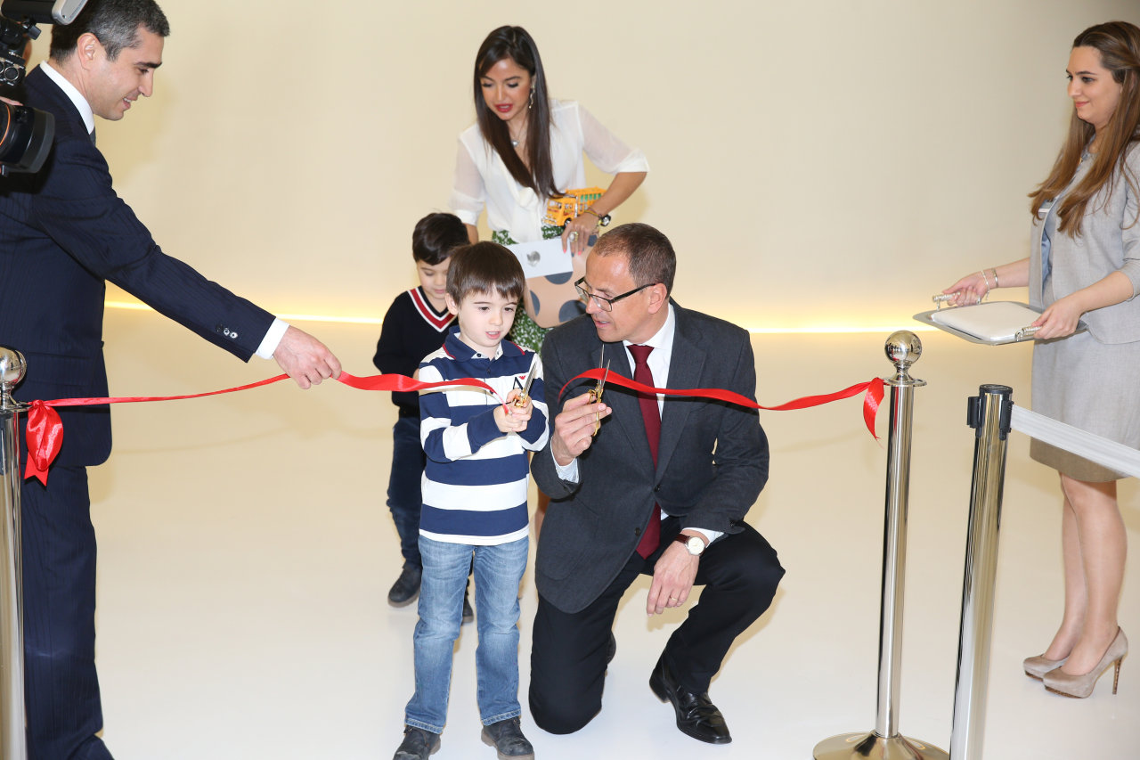 Лейла Алиева и Арзу Алиева приняли участие в открытии выставки "Легендарное оружие" в Центре Гейдара Алиева (ФОТО)