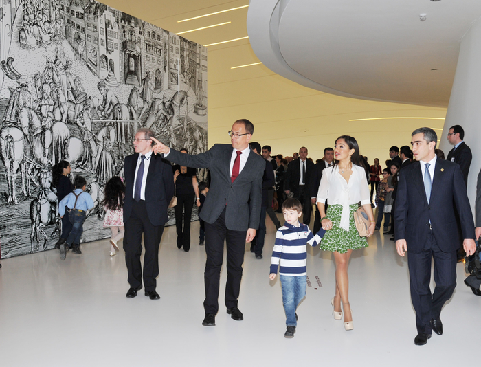 Лейла Алиева и Арзу Алиева приняли участие в открытии выставки "Легендарное оружие" в Центре Гейдара Алиева (ФОТО)