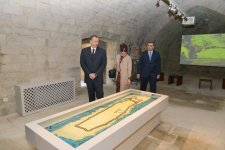 Президент Ильхам Алиев и его супруга ознакомились с новой музейной экспозицией в Комплексе Дворца Ширваншахов (ФОТО)