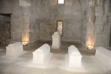 Президент Ильхам Алиев и его супруга ознакомились с новой музейной экспозицией в Комплексе Дворца Ширваншахов (ФОТО)