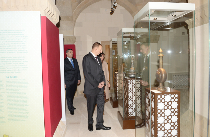Президент Ильхам Алиев и его супруга ознакомились с новой музейной экспозицией в Комплексе Дворца Ширваншахов (ФОТО)