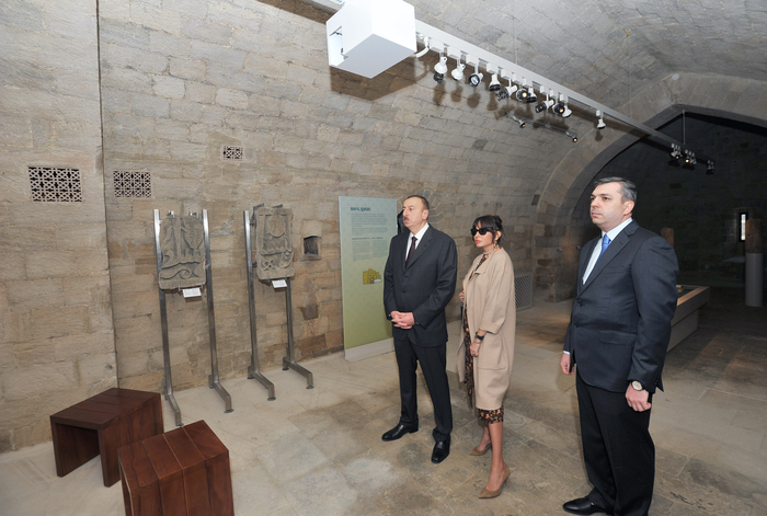 Президент Ильхам Алиев и его супруга ознакомились с новой музейной экспозицией в Комплексе Дворца Ширваншахов (ФОТО)