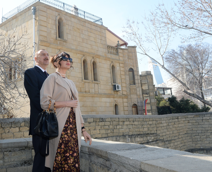 Президент Ильхам Алиев и его супруга ознакомились с новой музейной экспозицией в Комплексе Дворца Ширваншахов (ФОТО)