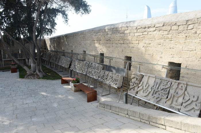 Президент Ильхам Алиев и его супруга ознакомились с новой музейной экспозицией в Комплексе Дворца Ширваншахов (ФОТО)