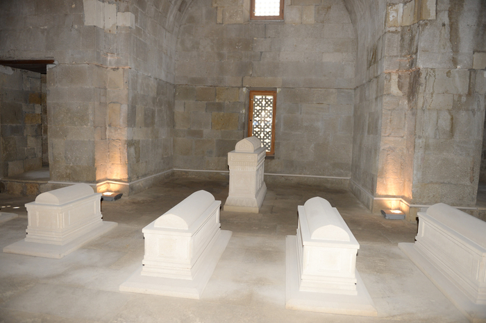 Президент Ильхам Алиев и его супруга ознакомились с новой музейной экспозицией в Комплексе Дворца Ширваншахов (ФОТО)