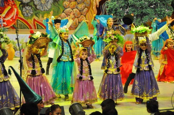 Топпуш-баджы порадовала детей "Весенней сказкой" (ФОТО)