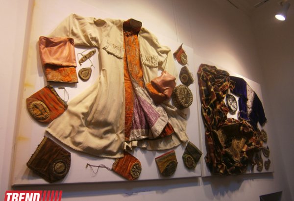 Реконструированная азербайджанская национальная одежда XIX века - выставка "Коллажи" (ФОТО)