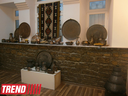 Реконструированная азербайджанская национальная одежда XIX века - выставка "Коллажи" (ФОТО)