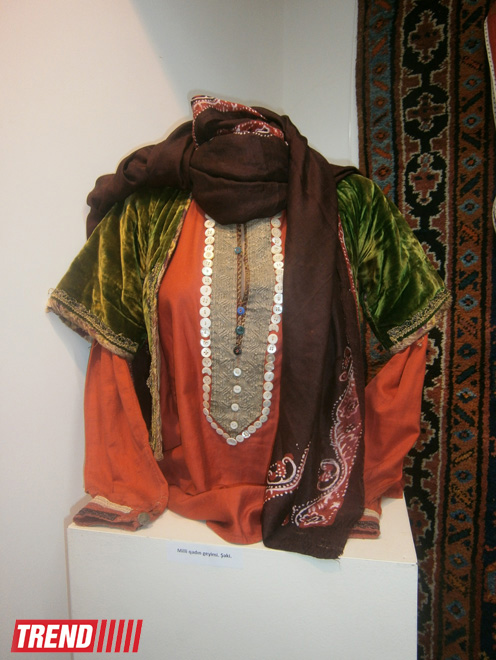 Реконструированная азербайджанская национальная одежда XIX века - выставка "Коллажи" (ФОТО)