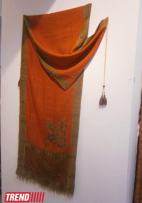 Реконструированная азербайджанская национальная одежда XIX века - выставка "Коллажи" (ФОТО)