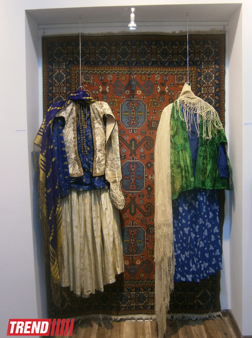 Реконструированная азербайджанская национальная одежда XIX века - выставка "Коллажи" (ФОТО)