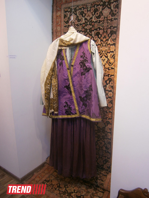 Реконструированная азербайджанская национальная одежда XIX века - выставка "Коллажи" (ФОТО)