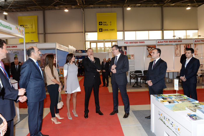 Президент Ильхам Алиев и его супруга ознакомились с выставками, проходящими в Баку (ФОТО)