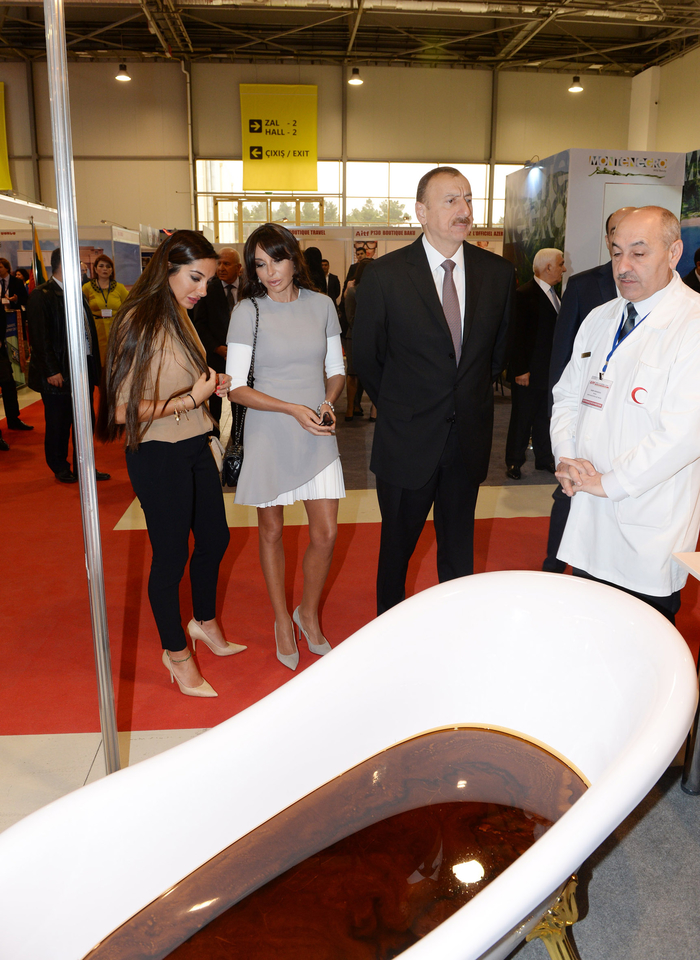 Президент Ильхам Алиев и его супруга ознакомились с выставками, проходящими в Баку (ФОТО)