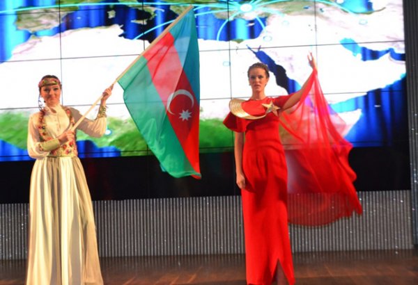 В Баку состоялось дефиле турецкой национальной одежды "Osmanlı - İpək Oya" (ФОТО)