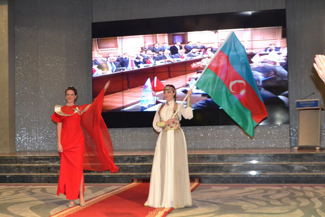 В Баку состоялось дефиле турецкой национальной одежды "Osmanlı - İpək Oya" (ФОТО)