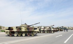 Ильхам Алиев осмотрел новую технику и вооружения, поступившие в воинские части Нахчыванской АР (ФОТО)